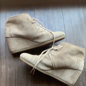 Tom’s wedge bootie size 8.5 in taupe